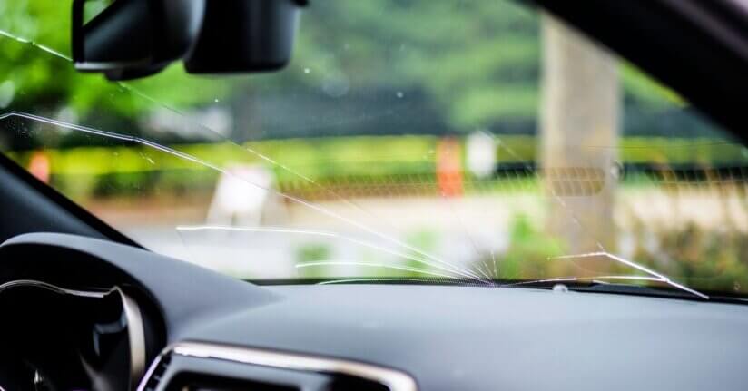 velká prasklina na čelním skle oprava